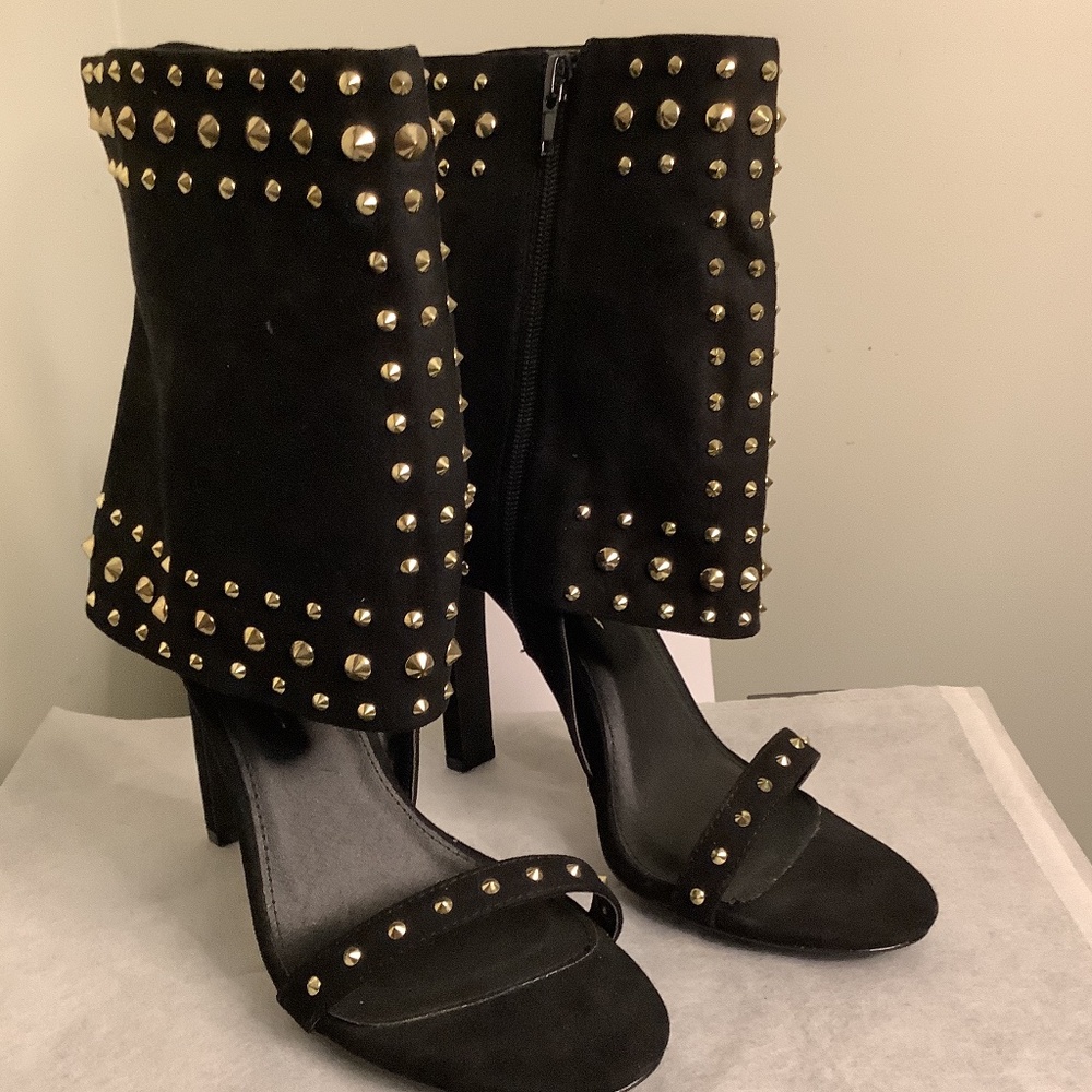 Cuffed ankle gold studded Sandal